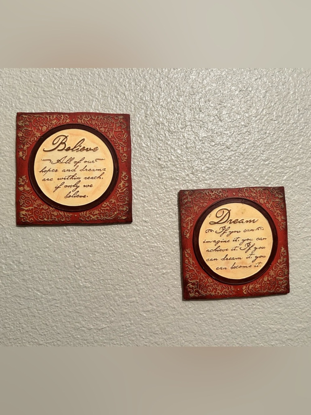 Set of 2 Decorative 'Believe' & 'Dream' Wall Plaques in Red and Cream